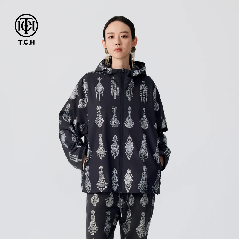 TCH服饰店播个性烫钻户外宽松连帽冲锋衣外套情侣装T72C276107