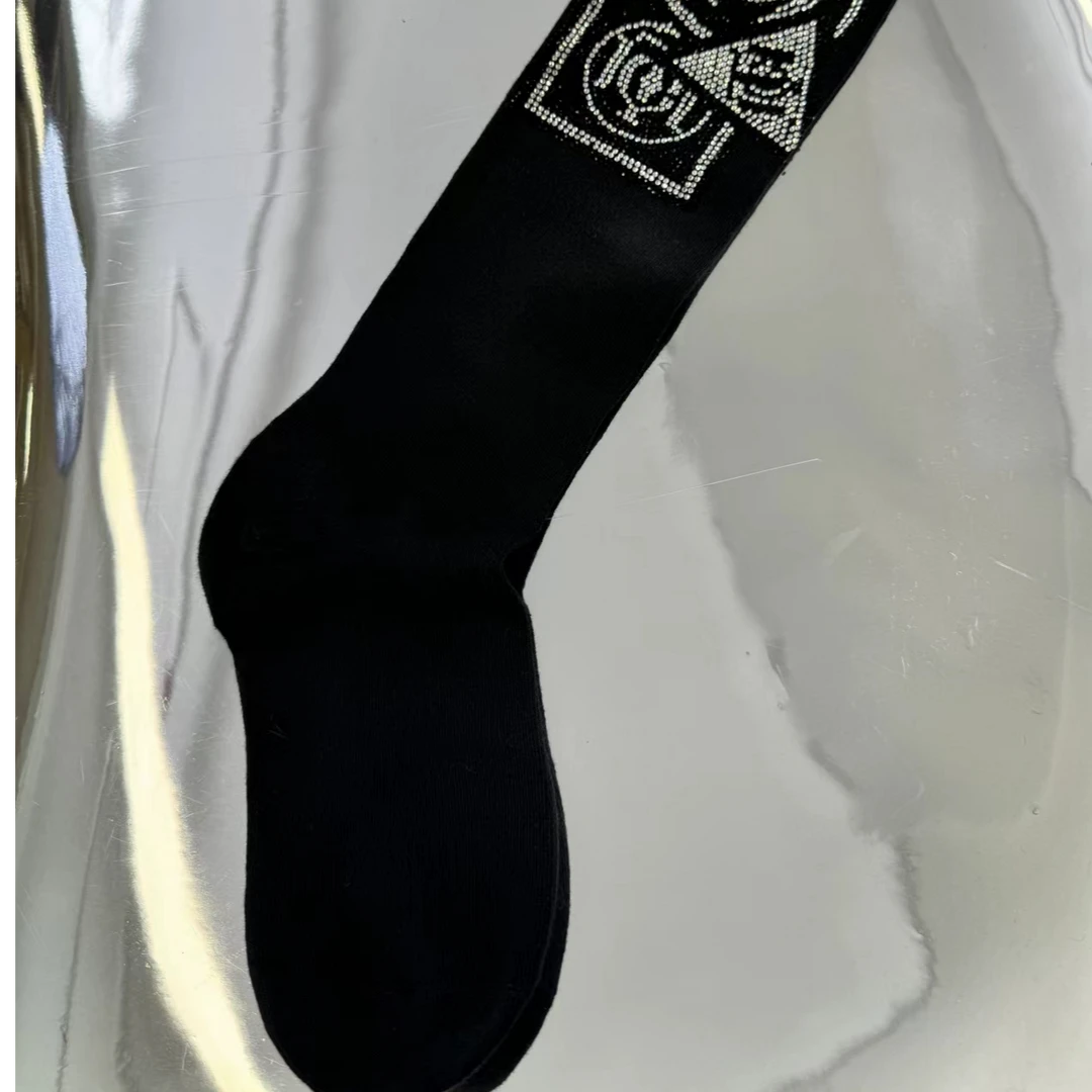 TCH服饰店播-TCH2025款重工字母长筒袜T72C55E5003