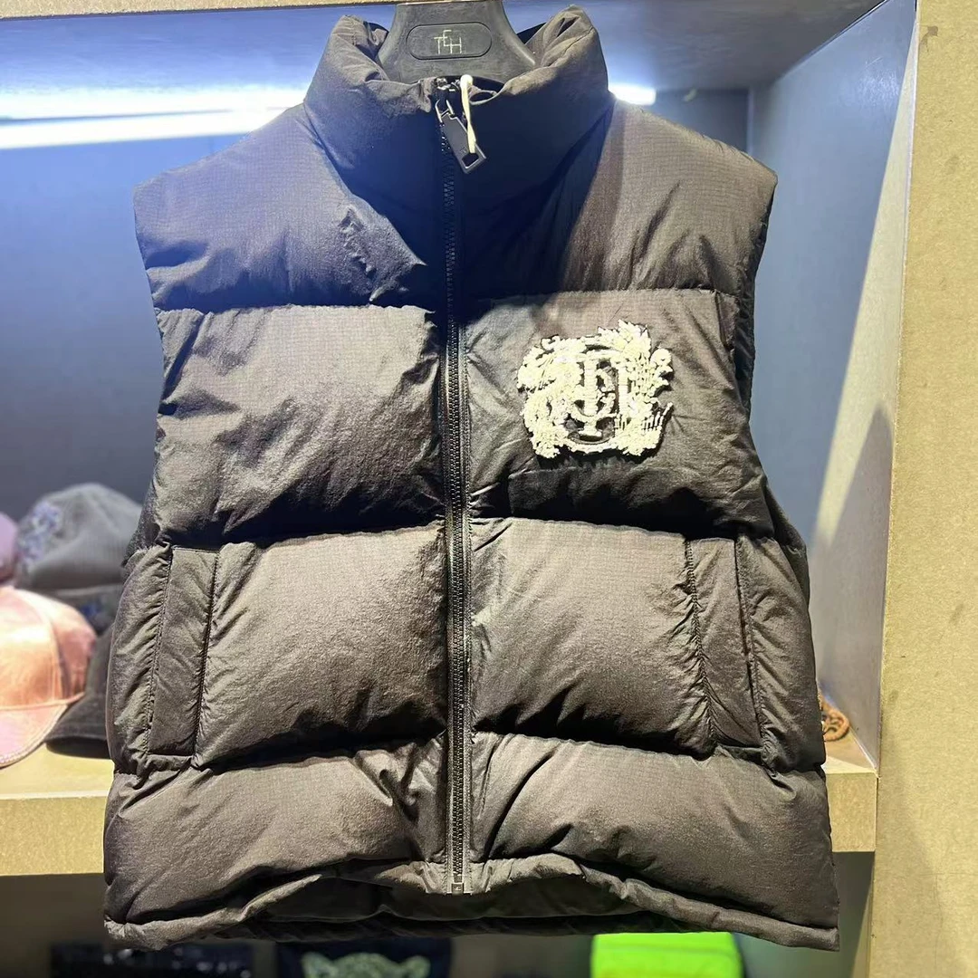TCH服饰店播-英国轻奢潮牌TCH2024翅膀烫钻羽绒马甲T72D258007