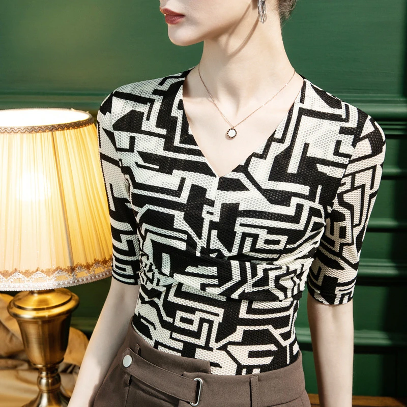 夏季V领T恤女五分袖印花修身内搭2024早秋新款蕾丝中袖打底衫半袖