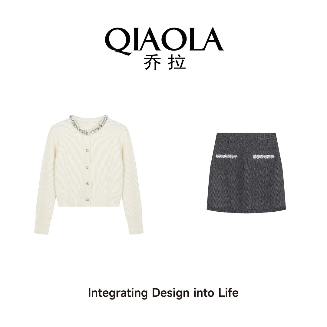 QIAOLA/乔拉【曦光雪羽】秋冬季北极绒镶钻圆领单排扣时尚套装