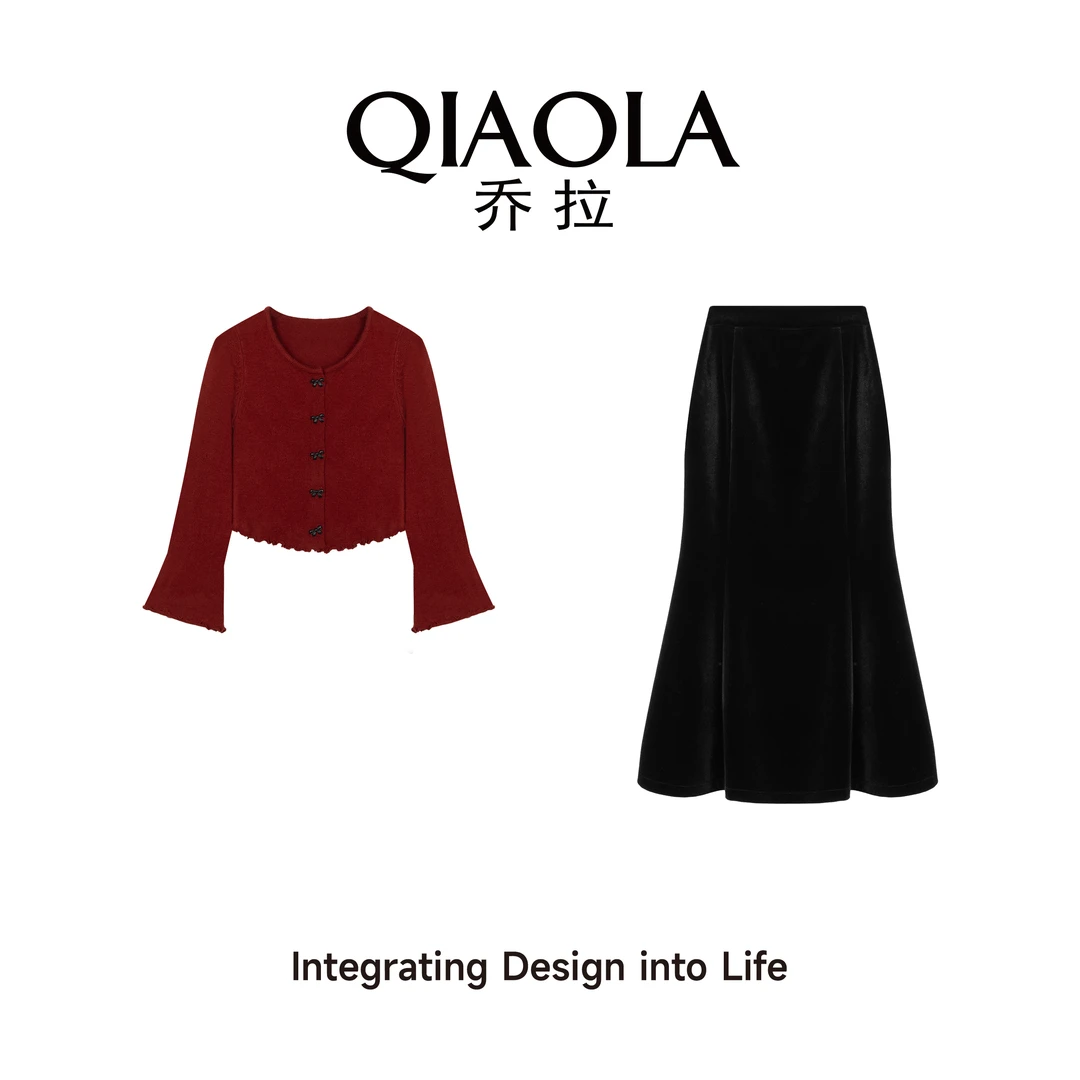 QIAOLA/乔拉【圣诞胶片】秋冬季包芯丝U领喇叭袖鱼尾摆时尚套装