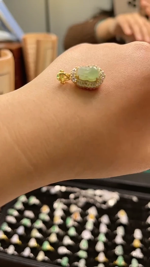 【闪购商品】翡翠吊坠(不含链)未镶嵌福利