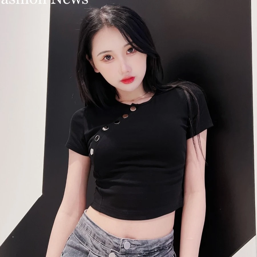 新姿奇黑色纽扣圆领短款T恤2022夏季新款显瘦欧美打底上衣女