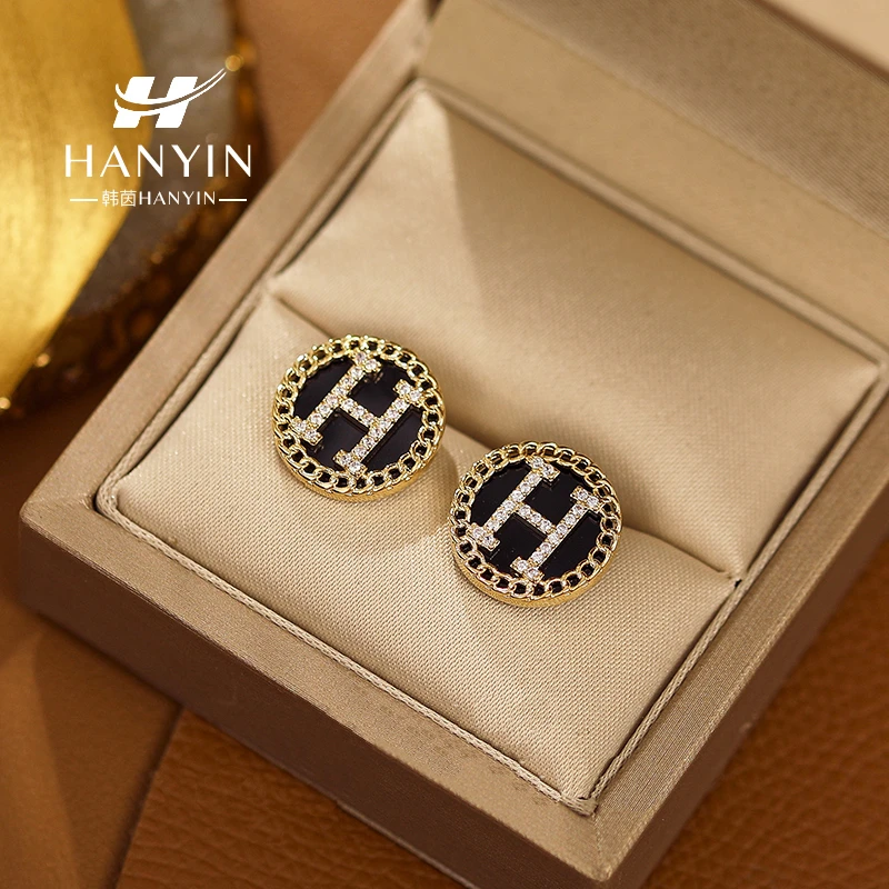 HANYIN/韩茵 铜合金合成锆石耳饰 H字母精致微镶黑色小巧耳饰