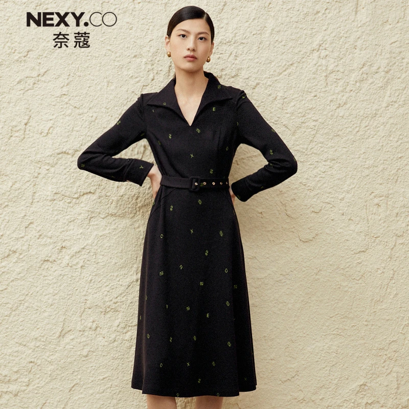 NEXY.CO/奈蔻针织连衣裙女新黑色V领收腰A字裙通勤设计XF03793W0