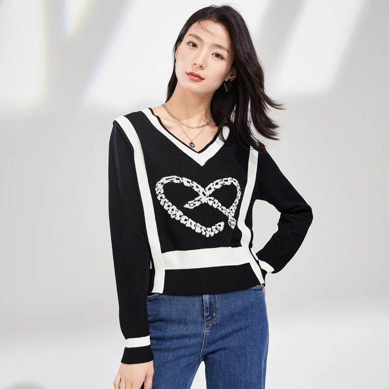 XG雪歌撞色拼接长袖毛针织衫2022秋季新款黑色印花V领套头毛衫女