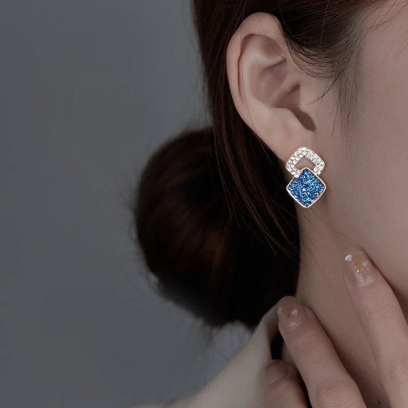 金美澳 铜合金合成锆石耳饰 2025年欧美风时尚女生气质蓝色耳钉女