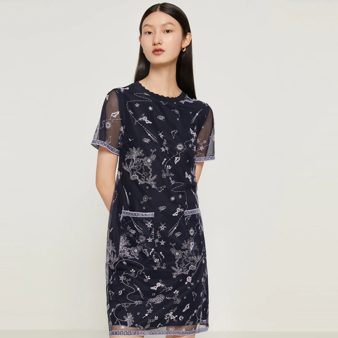 玖姿优雅刺绣宽松连衣裙小众设计感网纱裙子圆领JTFX50004