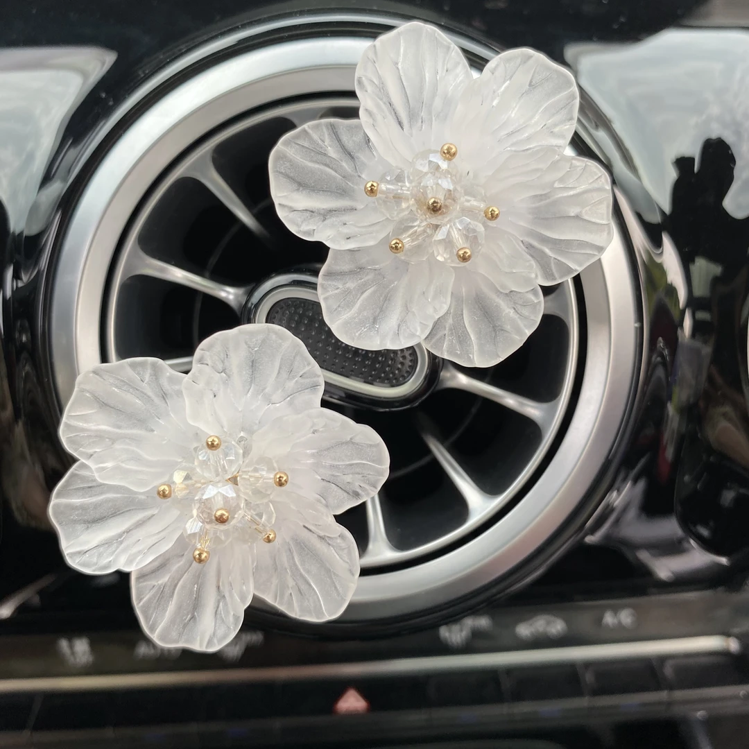 汽车出风口樱花花朵汽车内饰品空调出风口装饰车载香薰香片女神款