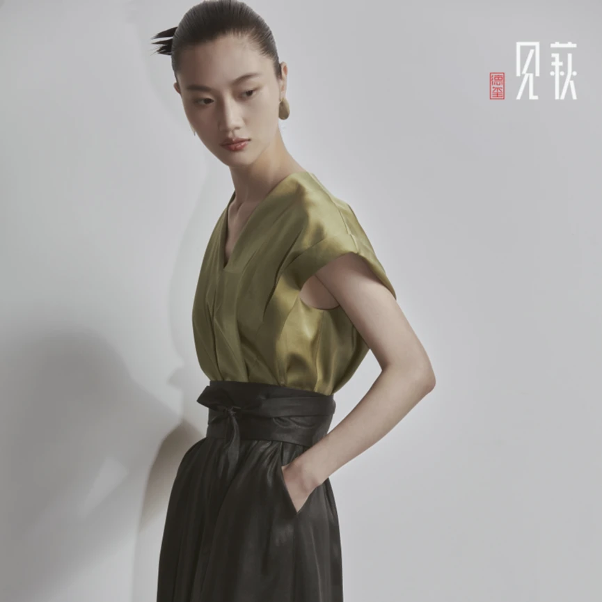 德玺见萩 秋香绿素绉缎莨拼真丝缎连衣裙 QZWD2L117