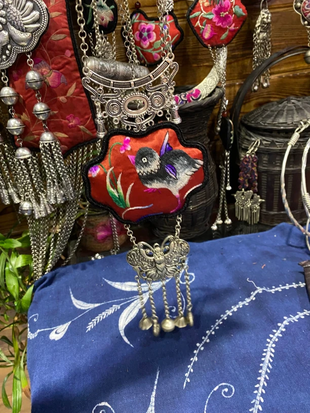 老刺绣大吊坠饰品