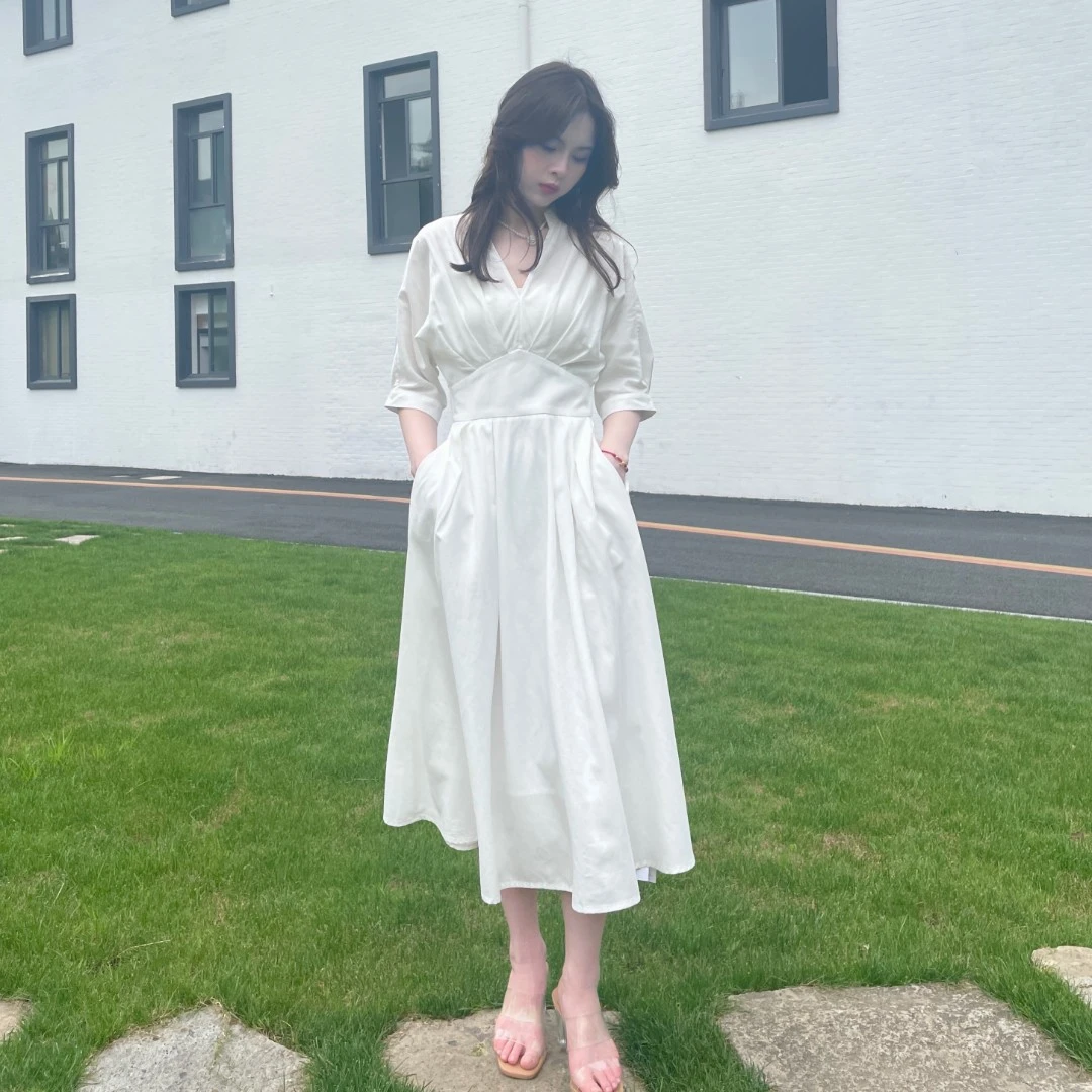 【圣格瑞拉】秋季白色亚麻V领连衣裙新款赫本风显瘦收腰裙子女装