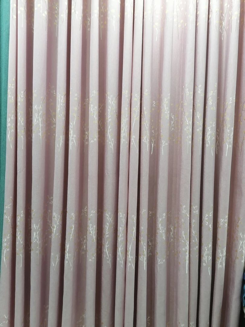 粉色提花窗帘宽5，4米，高2，75米。卧室一片式