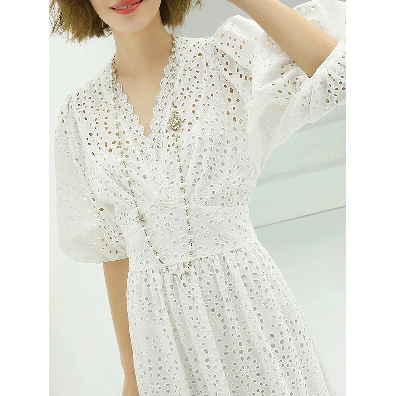 COCOBELLA气质优雅V领蕾丝连衣裙女度假镂空刺绣柔美长裙FR513