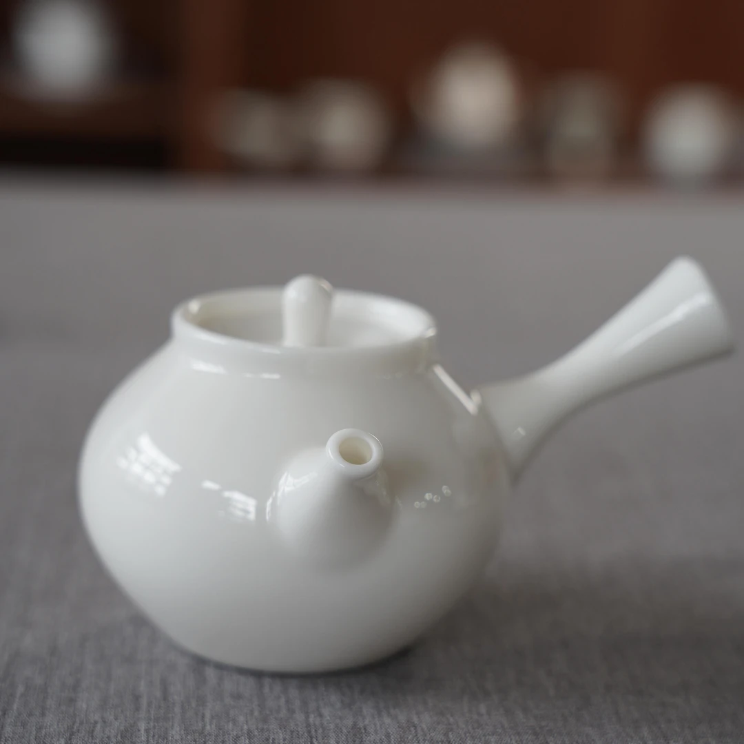 羊脂玉瓷侧把壶容量：130ml
