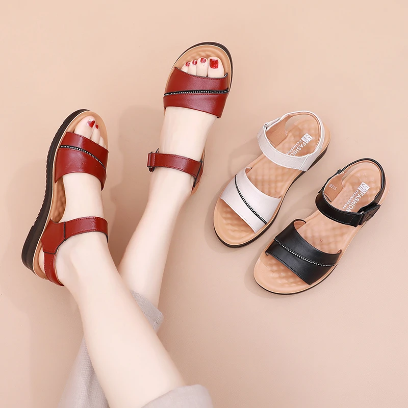 2025新款妈妈凉鞋真皮软底中老年平底女夏季中年外穿舒适大码鞋子