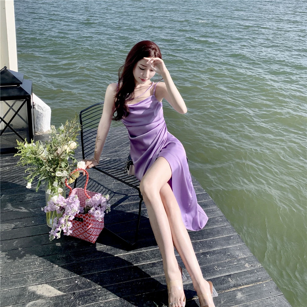 法式气质缎面吊带连衣裙女夏季新款别致质感高级感收腰中长款裙子