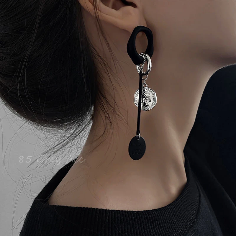 2022年新款小众气质人像圆牌耳坠网红气质耳钉女冬耳饰女王范