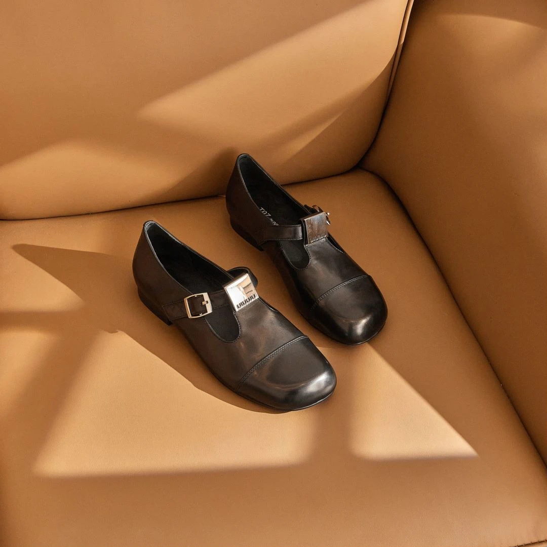 Coisini秋季新款T字带复古百搭平底低跟英伦风真皮单鞋女S555