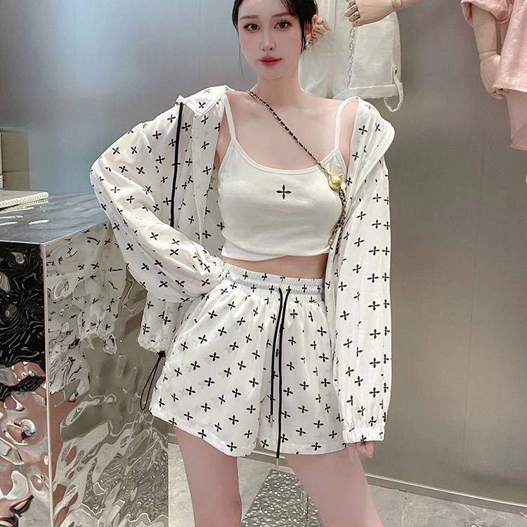 设计感小众时尚休闲运动三件套装外套吊带短裤轻熟风女港味夏2025