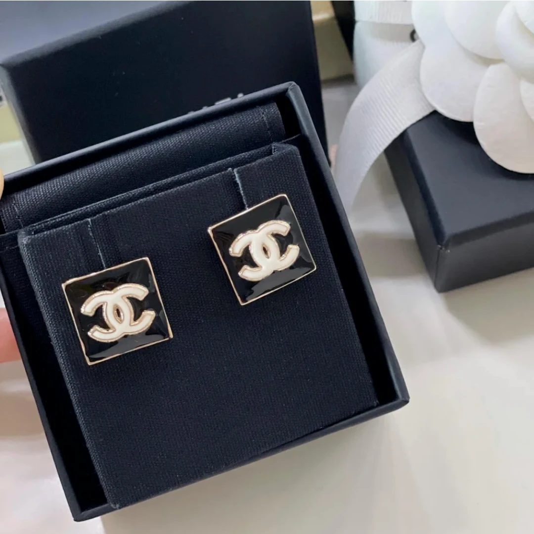 未使用 Chanel/香奈儿 小号黑色方形珐琅双C耳钉 03647