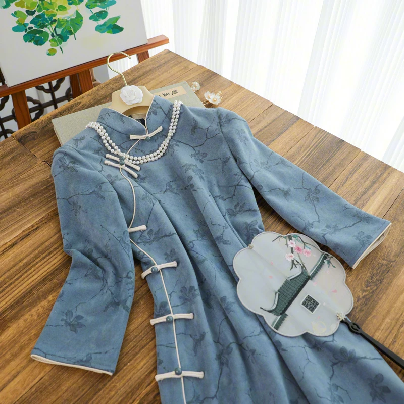 俏娘鱼2024年冬季新款大码复古民国风蓝色麂皮绒碎花旗袍日常可穿