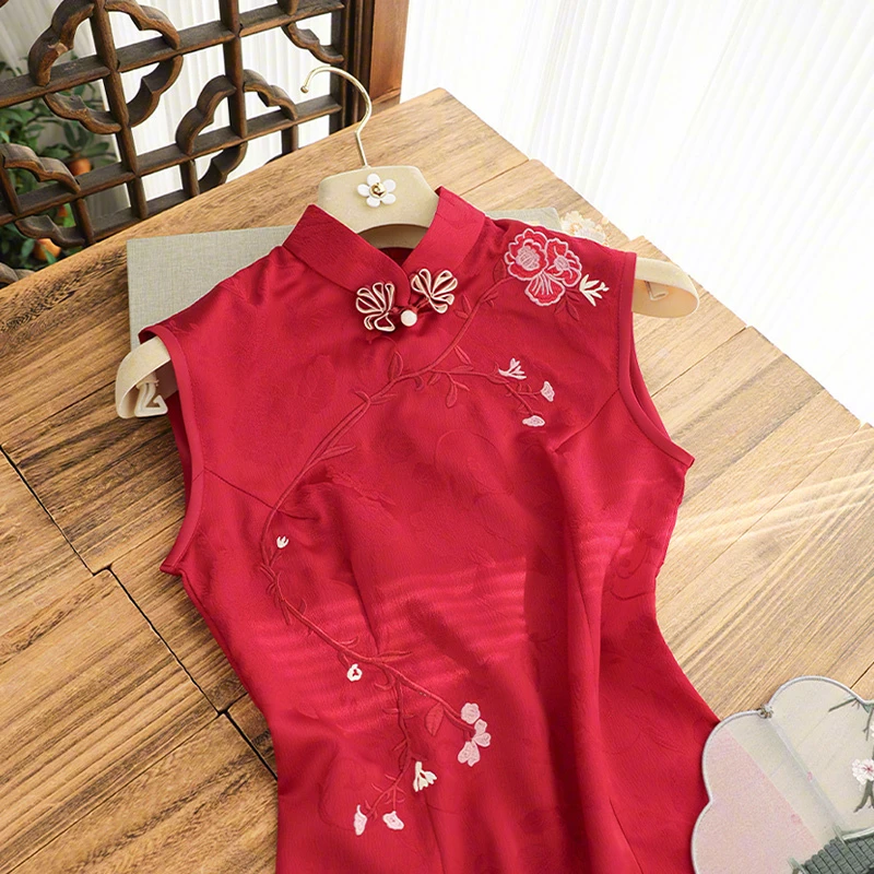 俏娘鱼2025年春季新款古法改良新中式红色提花刺绣复古无袖旗袍女