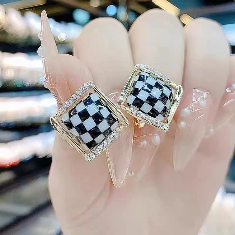 琪致 锌合金耳饰 简约百搭耳夹女韩版棋牌格子时尚气质复古耳夹