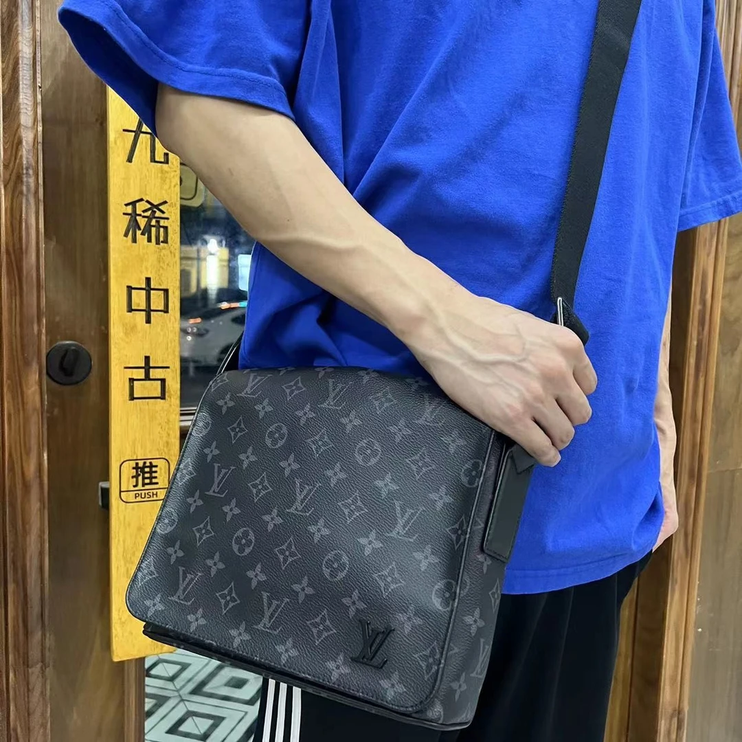 99新 LouisVuitton/路易威登 老花黑武士district单肩包邮差包