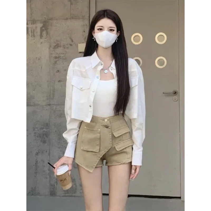 短款时尚单排扣长袖衬衫女+设计感不规则高腰a字显瘦牛仔短裤套装