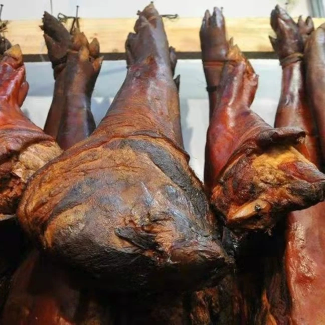 现场称重柴火烟薰腊猪蹄