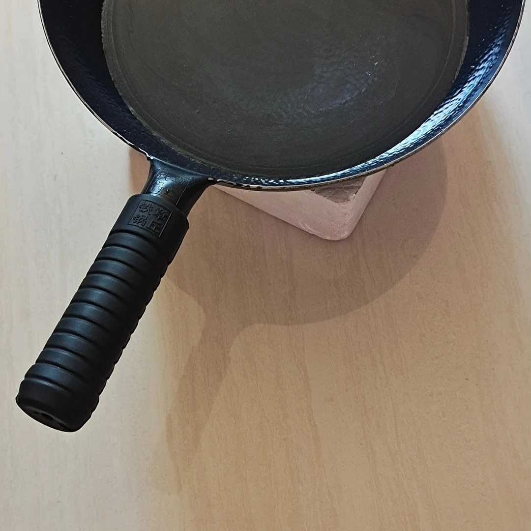 章丘铁锅“俏小厨”牌不生锈不易粘锅，俗称懒汉黑锅