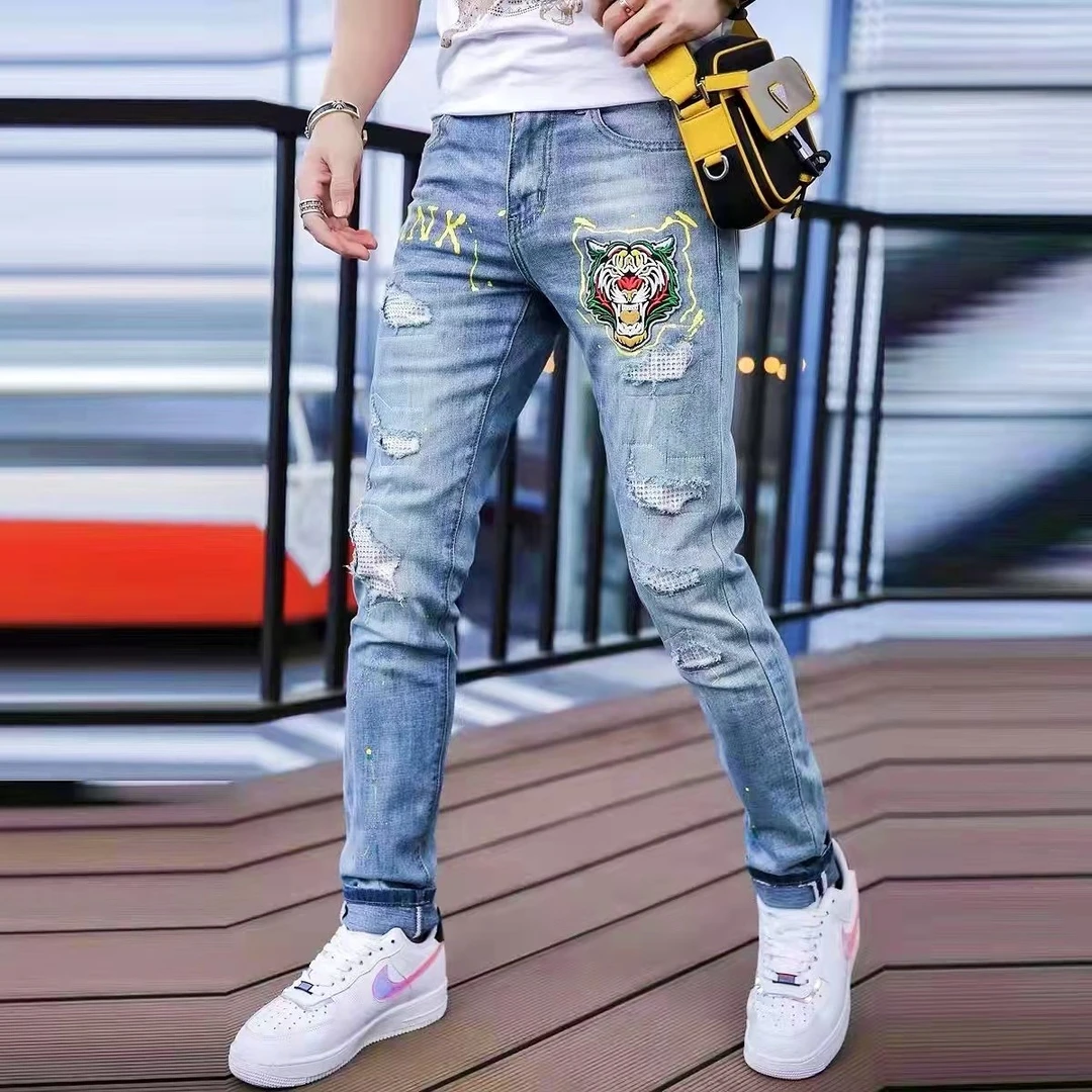 阿伟家男士欧货新款修身破洞烫钻牛仔裤彩绘字母刺绣虎头个性小脚