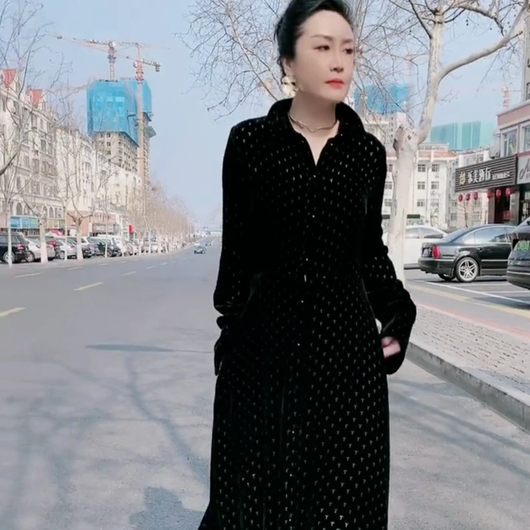 雕花丝绒长款连衣裙
