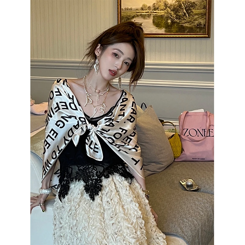 Lea宋亦雯 ZONEE定制 法式轻薄亮缎面黑白字母大方巾丝巾ins薄款