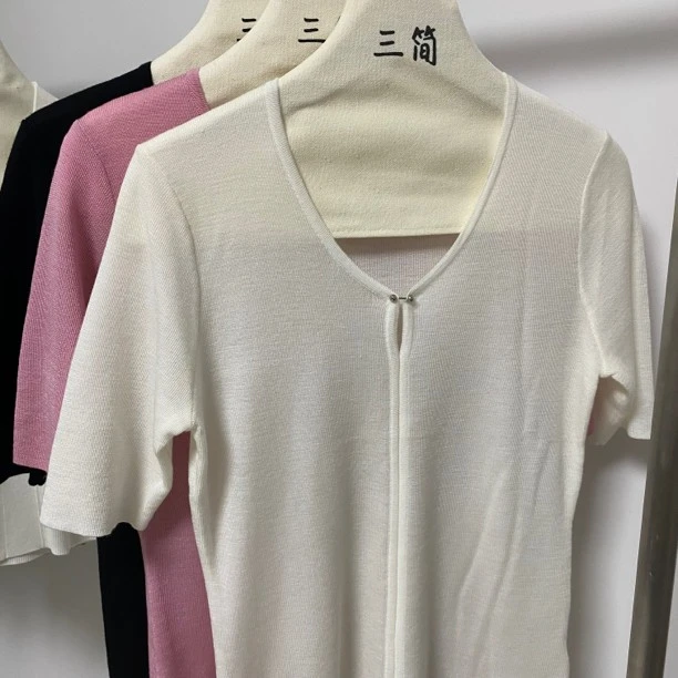 【三简轻奢】2022年夏款新款V领宽松款领口别致设计款针织短袖