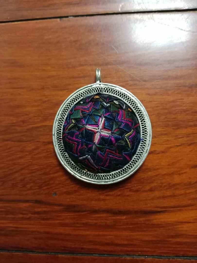 纯手工刺绣吊坠。