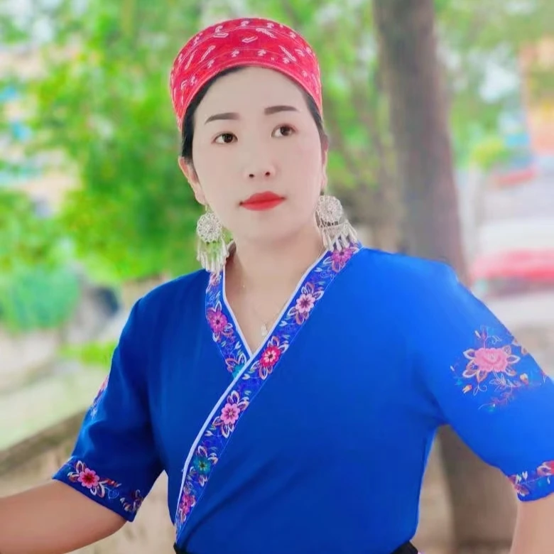 贵州凯里苗族女孩服装蓝色绣花上衣