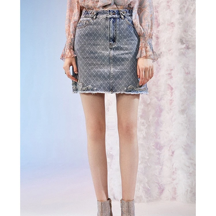 莲灿2025夏季新水牛仔格纹肌理镶钻装饰半身牛仔半身裙7120351001