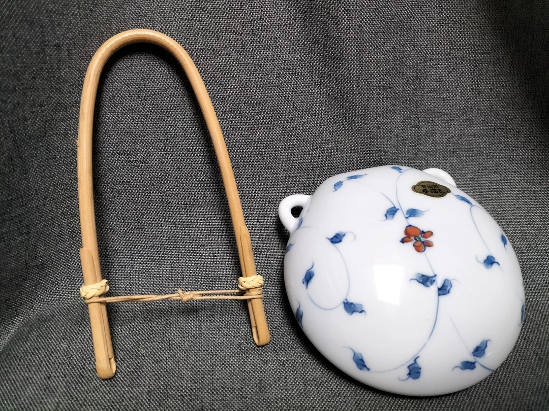 福峰作手绘陶瓷青花提梁花器01/18