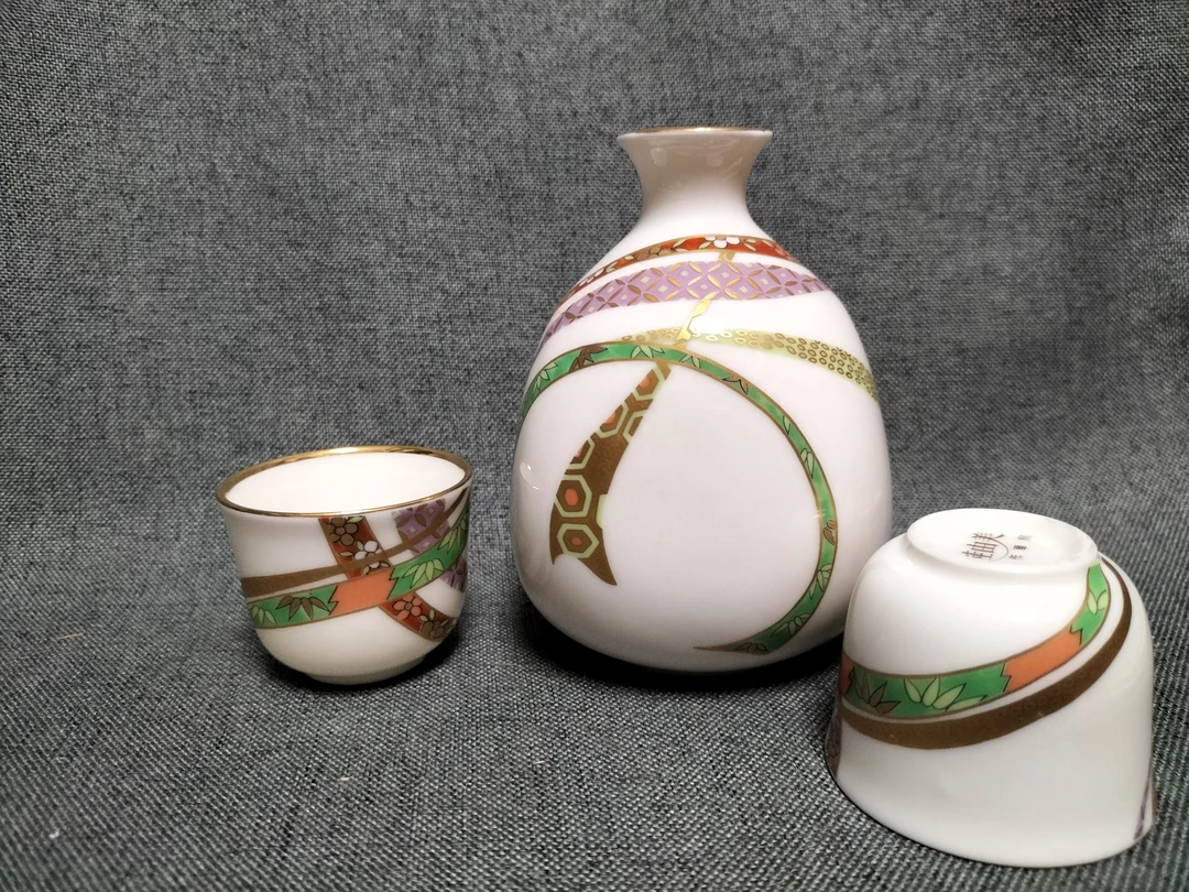 桂由美酒具一套01/14壶身稍有条轻微划痕