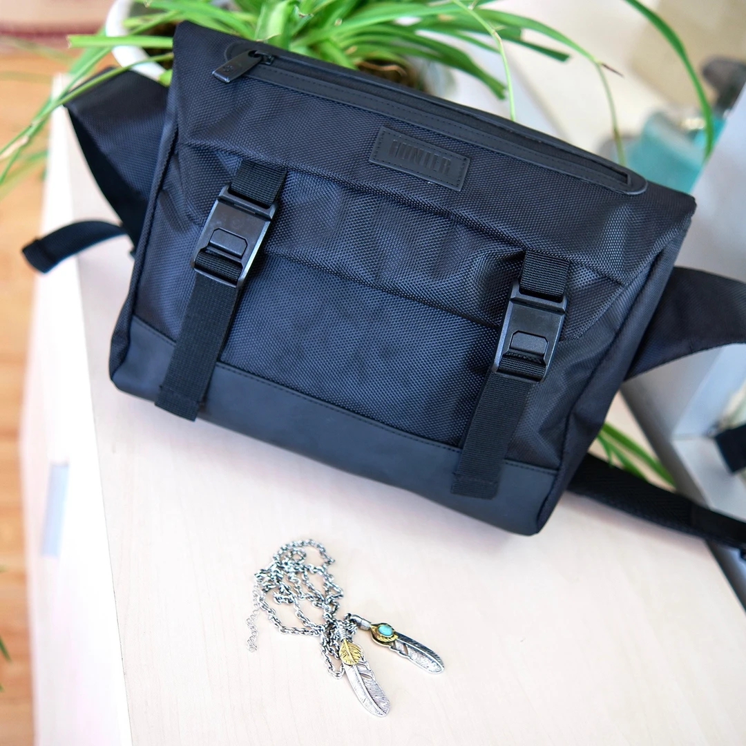 2022新款单肩包大容量休闲都市通勤包邮差背包机车包H009