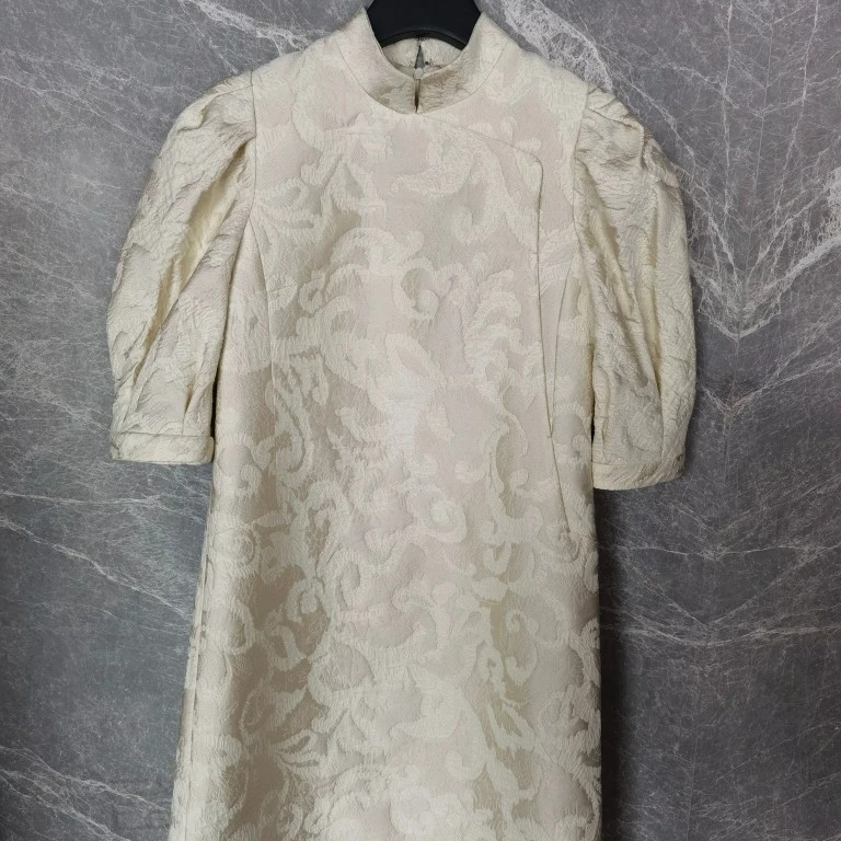 WJ02010金色提花泡泡袖连衣裙