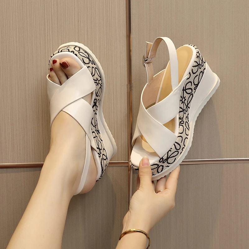 艾淇坡跟凉鞋2025夏季新款高跟8cm沙滩凉拖交叉扣带休闲罗马凉鞋