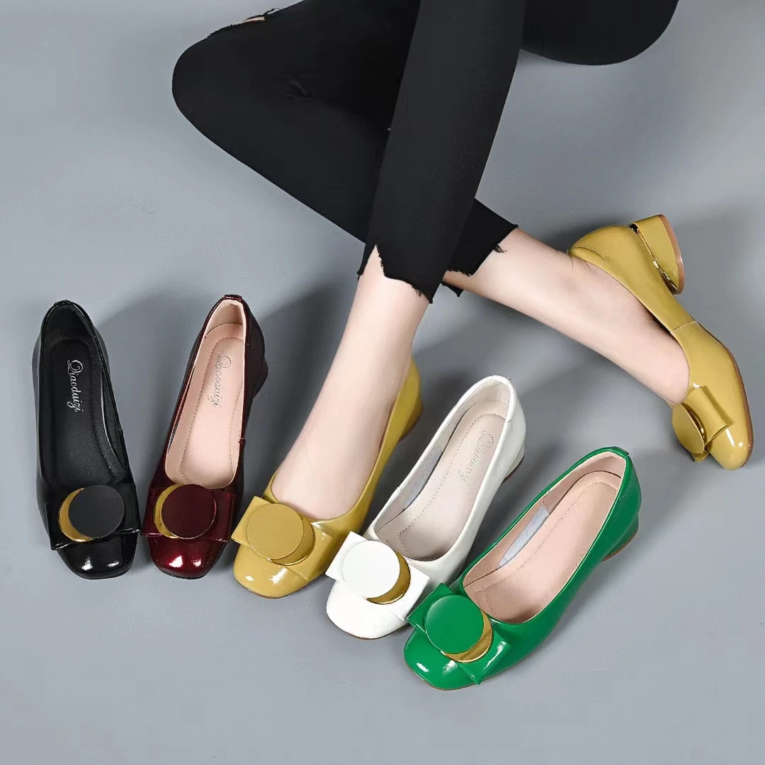 大码牛漆皮纯色软底软面单鞋女2022年秋季新款低跟浅口一脚蹬舒适