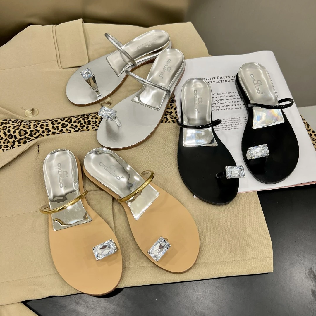 一颗鸽子蛋夏季夹脚水钻外穿夹趾凉拖平底鞋套趾坡跟沙滩女士凉鞋