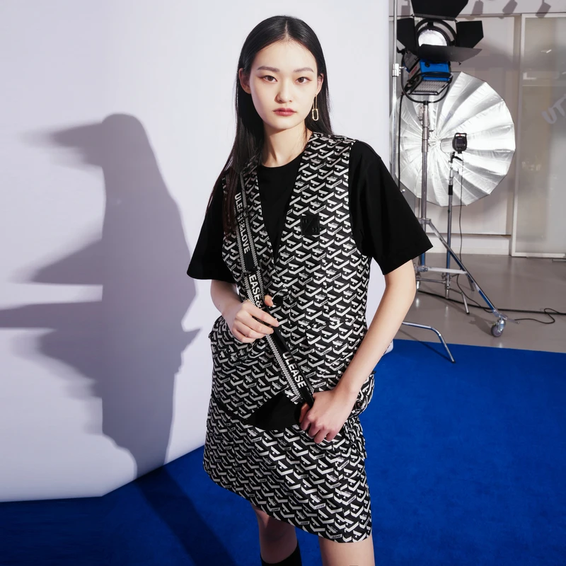 U/TI爱心logo满版玩偶马甲女装复古老花无袖上衣