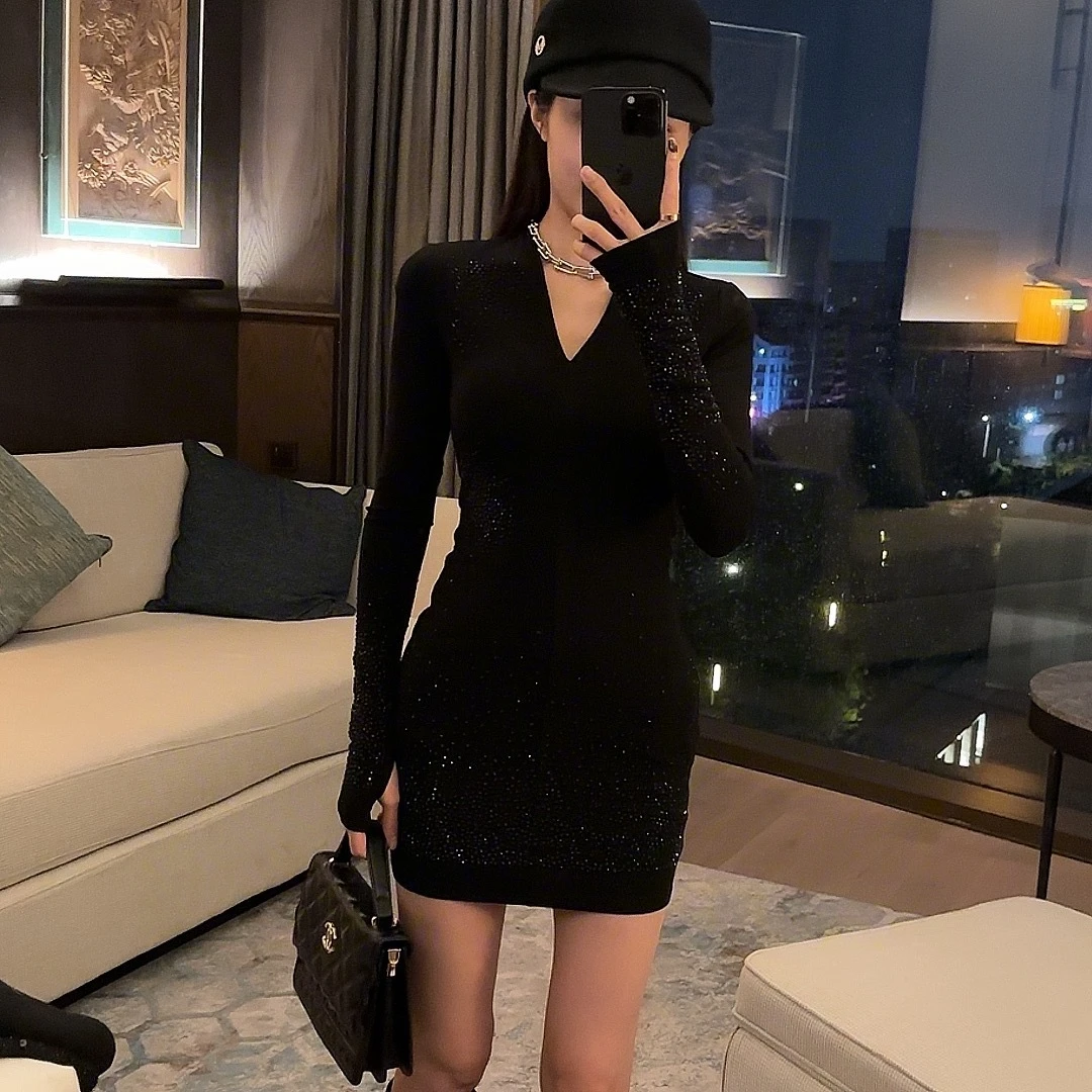 【O.S零小零】2023秋冬重工烫钻V领长袖黑色法式收腰显瘦包臀连衣裙