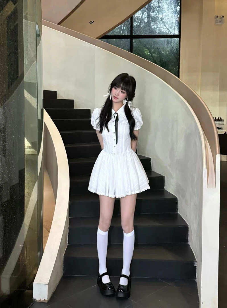 越韩小鱼'学妹你好 白色甜美少女显瘦百褶设计感连衣裙